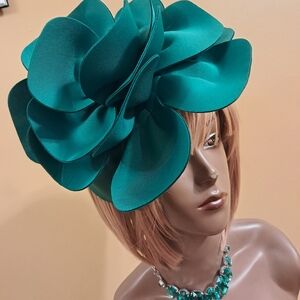 Elegant Emerald Green Fascinator Hat